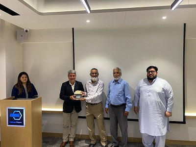 Group photo of attendees at the seminar