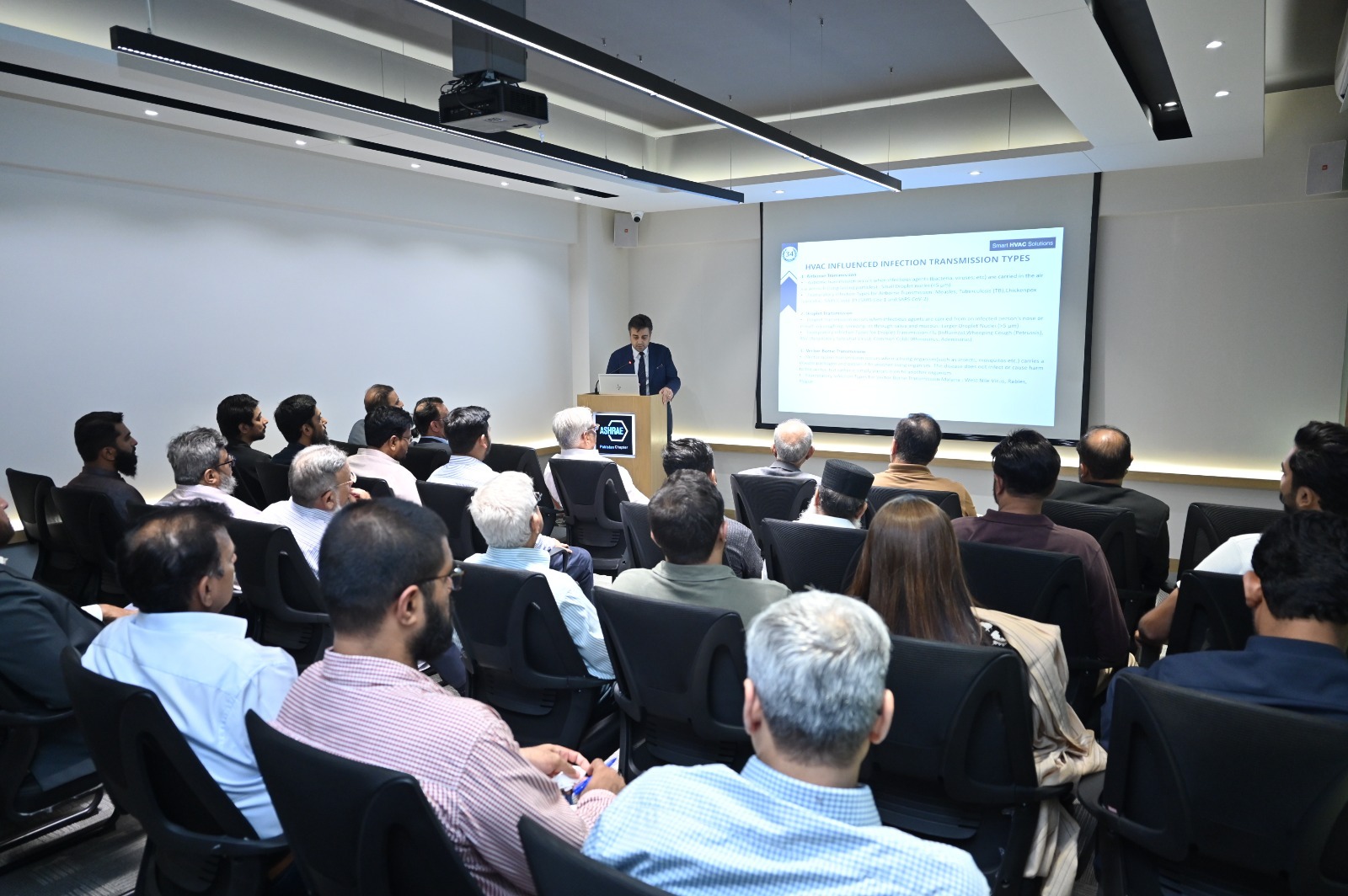 Group photo of attendees at the seminar
